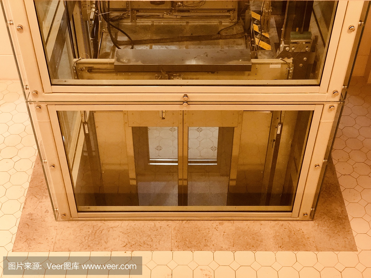 全透明的电梯轴展示了里面的所有技术